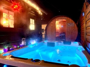 Outdoor spa tub - Ferienhaus Sissi mit Whirlpool, Sauna u Sehr Ruhig (Großschönau)