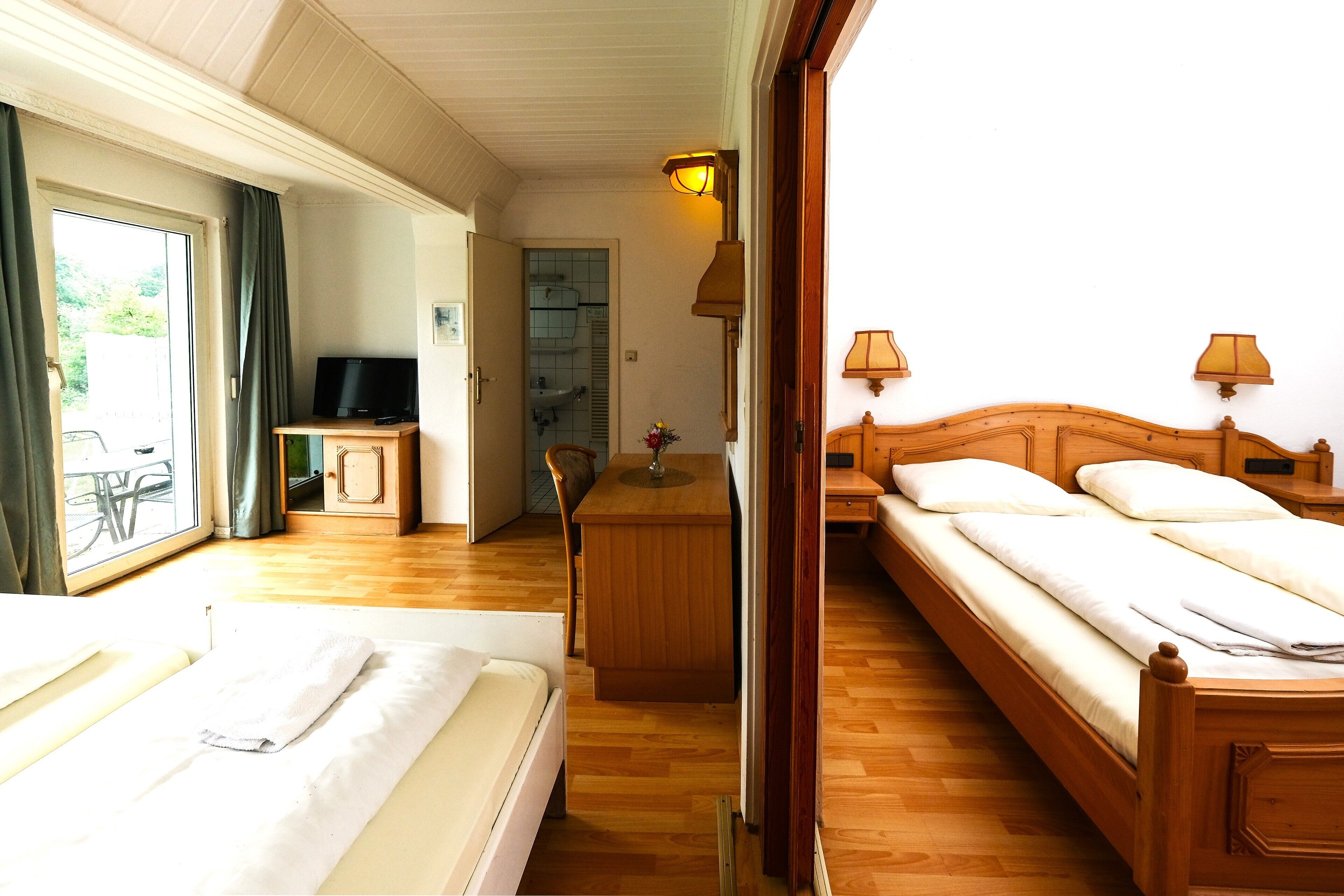 高级四人房 | 免费 WiFi、床单