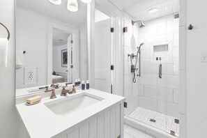 Een douche, een haardroger, handdoeken