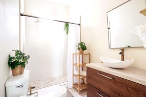 Shower, hair dryer, towels, soap - Miramar 4BR • 2 Apts • Perfect for Families (San Juan)