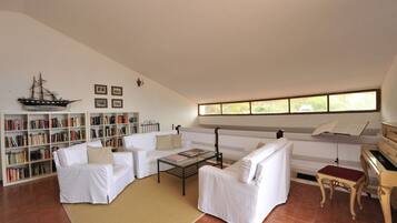 Villa | Ruang tamu | 35 inci televisyen skrin rata dengan digital