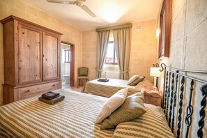 3 chambres, fer et planche Ă repasser, draps fournis