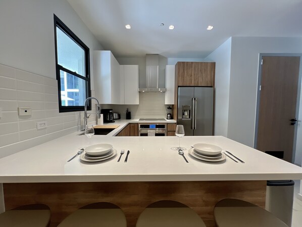 Refrigerador, microondas, horno, placa de cocina