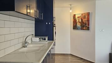 Luxury Apartment, 1 Bedroom, Balcony, Sea View | Private kitchen