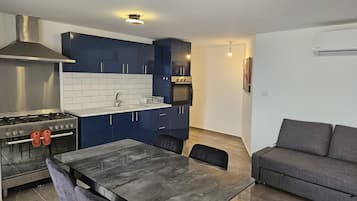 Luxury-Apartment, 1 Schlafzimmer, Balkon, Meerblick | Eigene Küche | Großer Kühlschrank, Ofen, Herdplatte