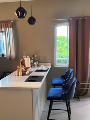 Frigorifero, microonde, forno, piano cottura