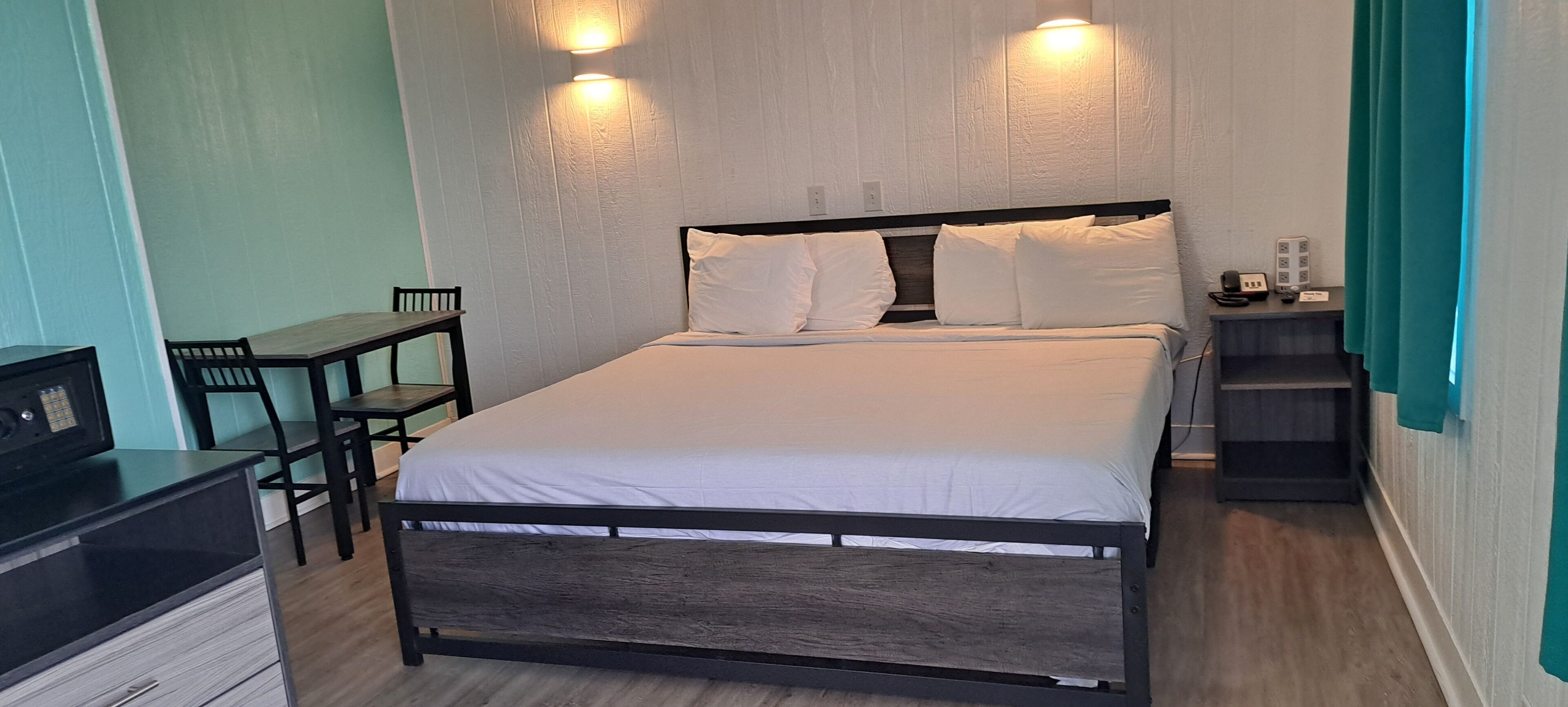 Eenpersoonskamer, 1 kingsize bed, gedeeltelijk uitzicht op oceaan | Een kluis op de kamer, verduisterende gordijnen