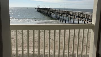 Oceanfront Shared Walkway | Utsikt mot strand/hav