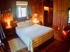 2 bedrooms, free WiFi, bed sheets - DOLPHIN VISTA.  2bd 2bth unit  5 feet from the water!  Dolphin shows all day! (Roatan)