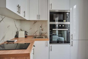 Kühlschrank, Mikrowelle, Ofen, Herdplatte