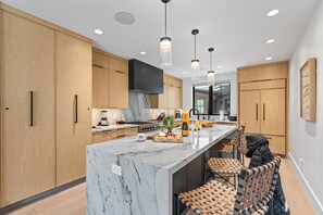 冷蔵庫、電子レンジ、オーブン、コンロ