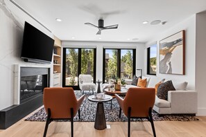 TV, lareira, aparelho de som