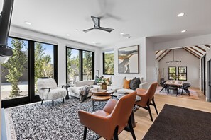 テレビ、暖炉、ステレオ