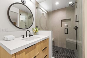 Douche, sèche-cheveux, shampoing