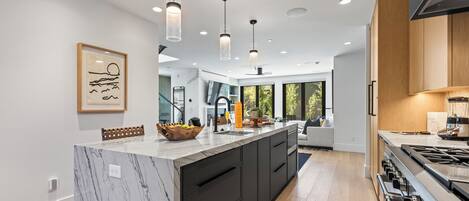 Refrigerador, microondas, horno, placa de cocina