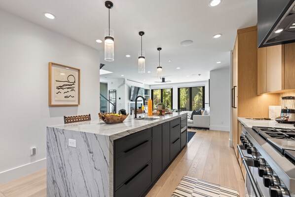 Geladeira, micro-ondas, fogão, cooktop