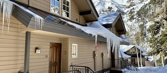 Cozy Ski-in Ski-out Snowbird Townhouse