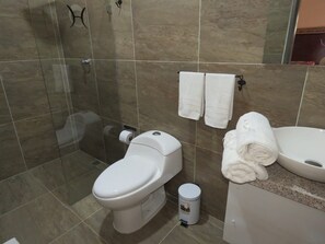 Shower, rainfall showerhead, towels, soap - Hotel Boutique La Solera Del Pozo (Santa Marta)
