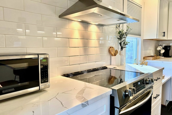 Een koelkast, een microgolfoven, een oven, een kookplaat