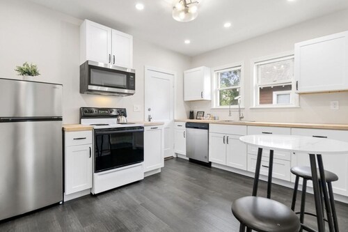 Bright and Airy newly renovated, 2 bedroom apartment with office!