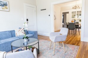 Smart TV - Bright and Airy newly renovated, 2 bedroom apartment with office! (Boston)