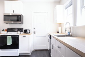 Frigorifero, microonde, forno, piano cottura