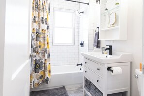 Hair dryer, towels, soap, shampoo - Bright and Airy newly renovated, 2 bedroom apartment with office! (Boston)