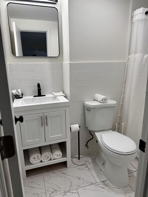 Dusche, Haartrockner, Handtücher, Toilettenpapier