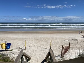 ビーチの近く、サンラウンジャー、ビーチタオル