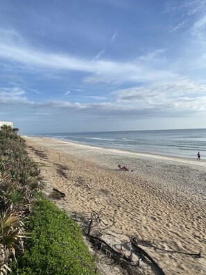 In Strandnähe, Liegestühle, Strandtücher