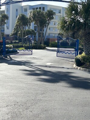 المنطقة المحيطة بالمنشأة