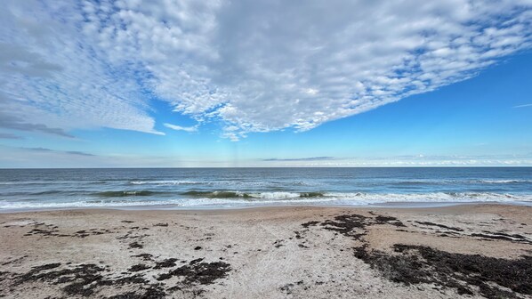 Plage à proximité, chaises longues, serviettes de plage