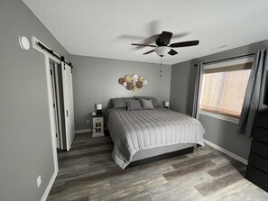 2 chambres, fer et planche à repasser, Wi-Fi, draps fournis