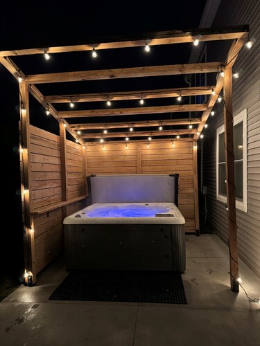 Marmon Retreat-5BR/hot tub/theater, near TPC & National Sports Center