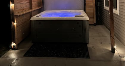 Marmon Retreat-5BR/hot tub/theater, near TPC & National Sports Center