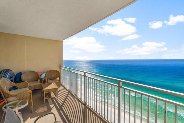 Property grounds - Emerald Beach Resort 1834 (Panama City Beach)