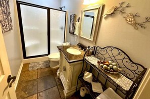 Jetted tub, hair dryer, towels, soap - Serenity Retreat at Shenandoah (Dubach)