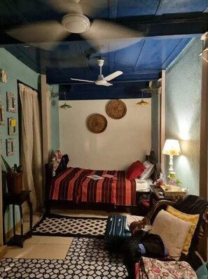 1 bedroom, iron/ironing board, free WiFi, bed sheets - unique & a peaceful cottage with a green patio. (Mumbai)