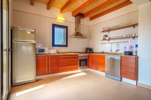 Refrigerador, microondas, horno, lavavajillas