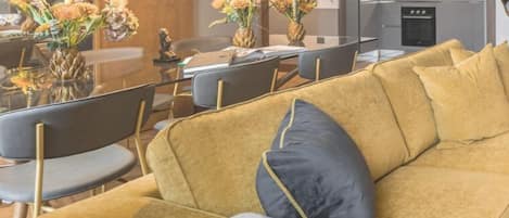 Smart TV, libros, estéreo