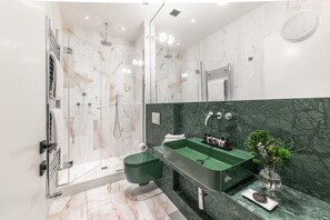 Dusche, Haartrockner, Handtücher, Seife