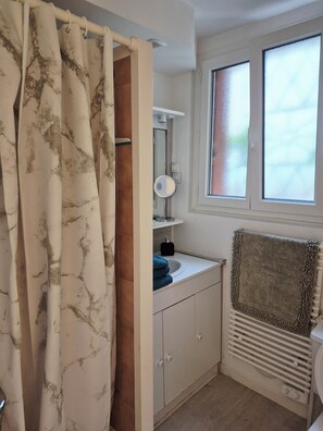 Haartrockner, Handtücher, Seife, Shampoo