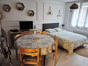 1 dormitorio, tabla de planchar con plancha, cuna de viaje y wifi gratis