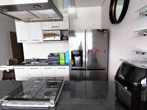 Geladeira, micro-ondas, fogão, cooktop