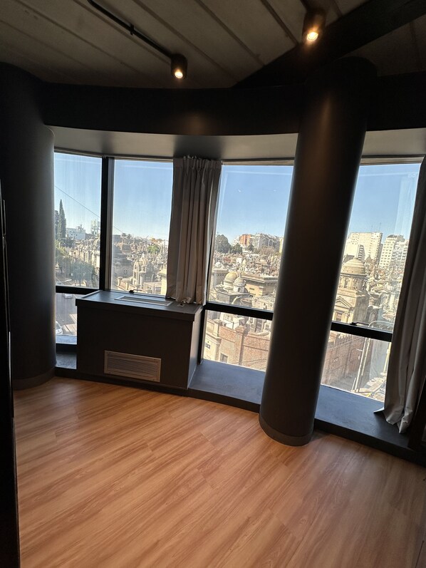 1 bedroom, Egyptian cotton sheets, premium bedding, down duvets