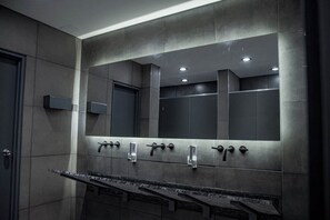 Ducha, cabezal de ducha tipo lluvia, bidet, jabón