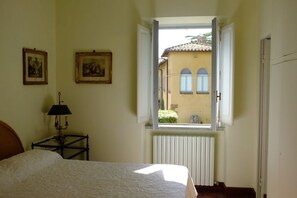 5 quartos, ferros/tábuas de passar roupa, Wi-Fi, roupa de cama