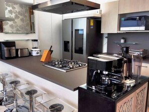 電子レンジ、オーブン、コンロ、調理器具と食器