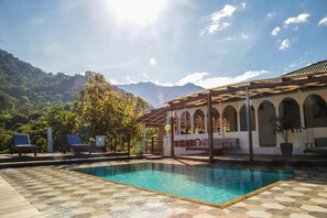 Una piscina al aire libre