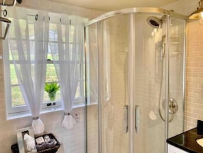 Shower, hair dryer, towels, soap - The Cottage by the Lake: Hudson Valley Indulgence/1 hr. from NYC/welcome pets!. (Brewster)